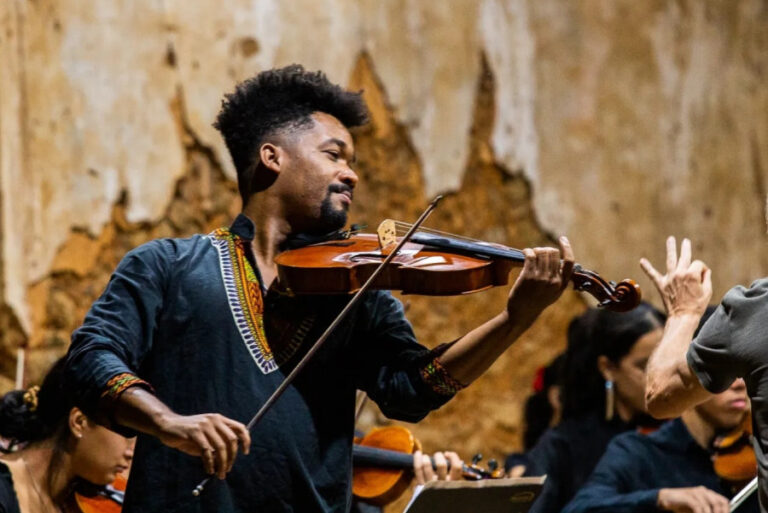 No domingo, 19, a série Música Inaudita leva ao Ágora Teatro o Ubuntu Ensemble, com Iberê Carvalho (direção artística e viola), Matheus Fernandes e Luan Araújo (violinos), Luan Costa Simplício (viola) e Jayaram Márcio (violoncelo). O programa inclui obras de Florence Price, Joseph Bologne e Hercules Gomes, entre outros. A Série Música inaudita busca apresentar obras inéditas ou propor novas formas novas de apreciação musical. Sob curadoria do contrabaixista Alexandre Rosa, a série foi finalista do Prêmio CONCERTO de 2025, na categoria Inovação. O concerto Música e Representatividade do Ubuntu Ensemble destaca compositores negros. Após abrir com Adoration, de Florence Price, o Ensemble toca o Quarteto n° 4 em Dó menor, de Joseph Bologne, conhecido como Chevalier de Saint-Georges. Bologne foi um relevante violinista e maestro do século XVIII. Outro destaque do programa é o quarteto de cordas n° 2 de Florence Price. Composta em 1935, a obra de três movimentos une dissonâncias da música de concerto do século XX às influências musicais afro-americanas, com referencias a ritmos tradicionais africanos. O terceiro movimento é inspirado na dança africana Juba, manifestação tradicional que envolve palmas e percussão corporal para a marcação do ritmo. O grupo também executa obras de Hercules Gomes, de Veve Calazans e Mário Ulloa e de Uiler Moreira.